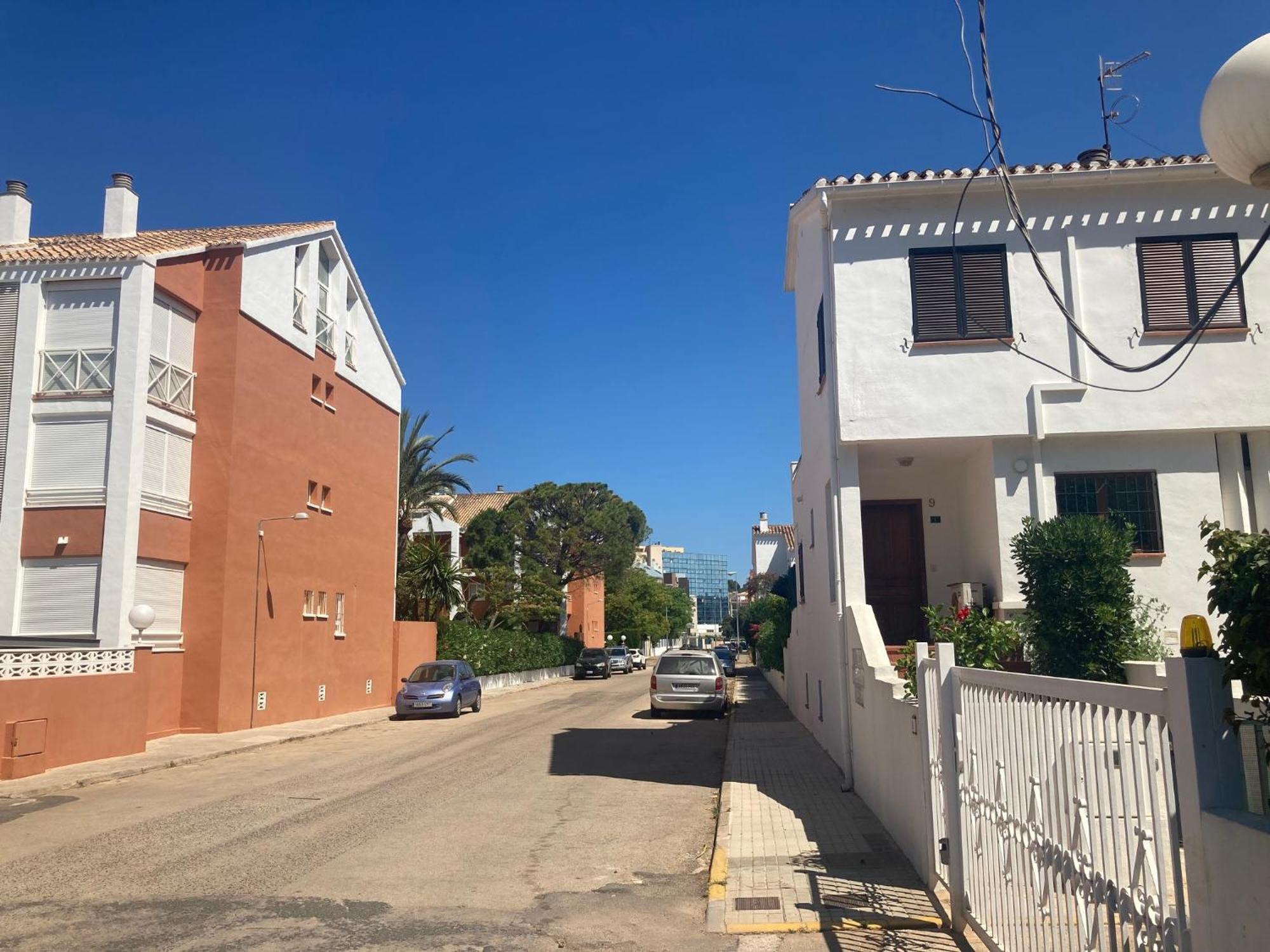 Chalet Adosado En Urbanizacion Con Precioso Jardin Denia Exterior photo
